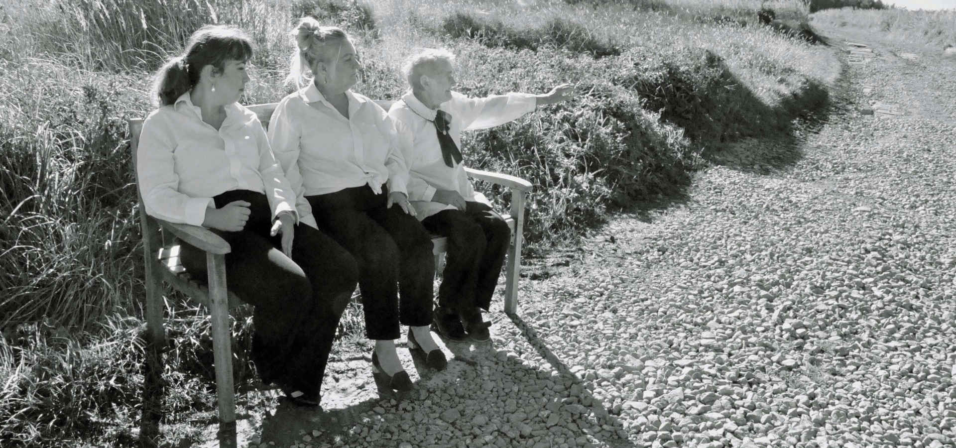 Czarnobiała fotografia - trzy kobiety siedzące na ławce