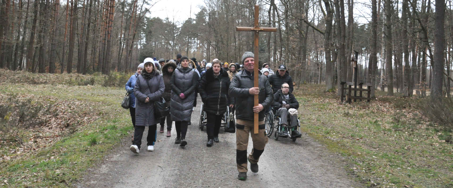 Uczestnicy SDS podczas drogi krzyżowej w lesie